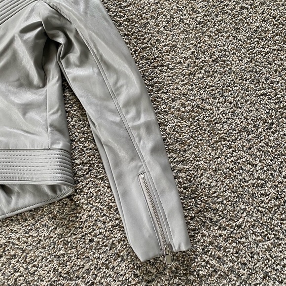 GUESS - Picture 2 of 5